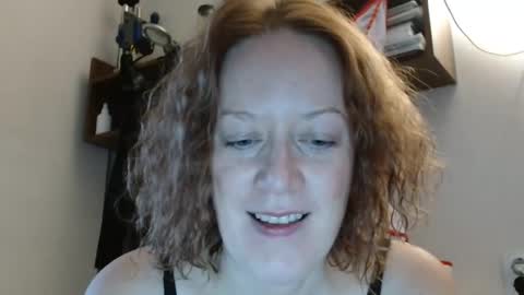 Snapshot of 12ennie chatting on 10/21/25, 06:03 12ennie online show from 10/21/25, 06:03