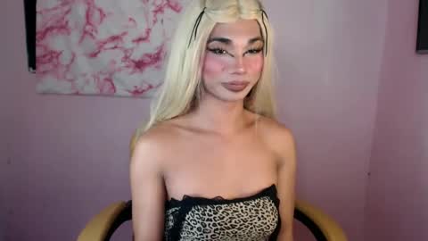 Snapshot of 18_nicole chatting on 02/22/25, 03:12 barbie online show from 02/22/25, 03:12