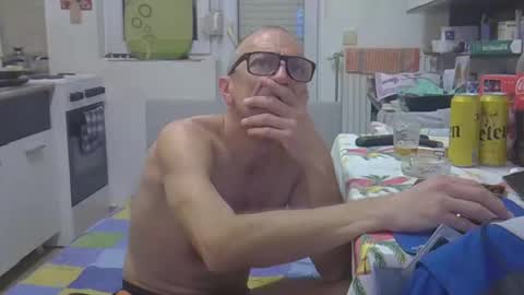 Snapshot of 1973man chatting on 01/09/26, 08:10 1973man online show from 01/09/26, 08:10