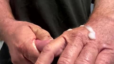 Snapshot of 1hunglo412 chatting on 10/12/25, 12:04 1hunglo412 online show from 10/12/25, 12:04