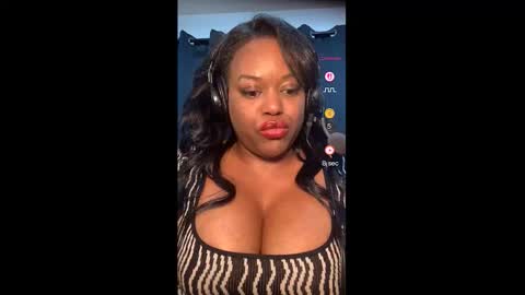 Snapshot of 1lookurhooked chatting on 02/16/26, 02:40 Lillycakes online show from 02/16/26, 02:40