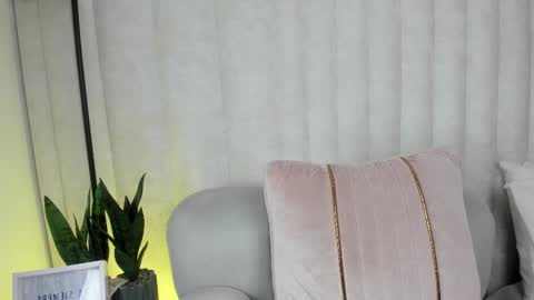 Snapshot of 1m_emily chatting on 11/18/25, 09:41 . online show from 11/18/25, 09:41