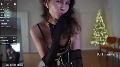 Snapshot of 1mari_01 chatting on 12/20/25, 07:10 Marie online show from 12/20/25, 07:10