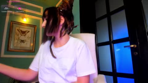 Snapshot of 1munique chatting on 10/28/25, 01:47 Moona online show from 10/28/25, 01:47