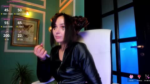 Snapshot of 1munique chatting on 10/30/25, 01:56 Moona online show from 10/30/25, 01:56