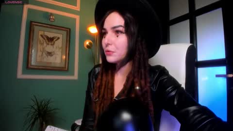 Snapshot of 1munique chatting on 11/15/25, 01:07 Moona online show from 11/15/25, 01:07