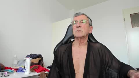 Snapshot of 200gentleman chatting on 02/25/26, 04:16 Henk online show from 02/25/26, 04:16