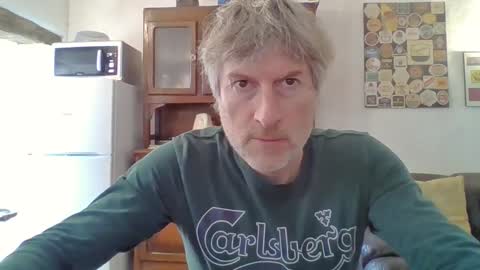 Snapshot of 22esserre chatting on 12/27/24, 01:18 22esserre online show from 12/27/24, 01:18