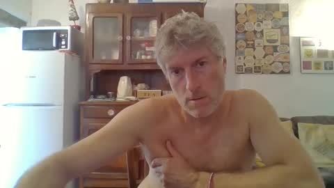 Snapshot of 22esserre chatting on 09/12/25, 01:44 22esserre online show from 09/12/25, 01:44