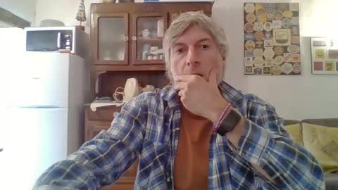 Snapshot of 22esserre chatting on 10/17/25, 01:35 22esserre online show from 10/17/25, 01:35