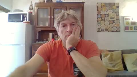 Snapshot of 22esserre chatting on 11/10/25, 01:10 22esserre online show from 11/10/25, 01:10