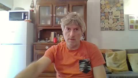 Snapshot of 22esserre chatting on 11/12/25, 01:22 22esserre online show from 11/12/25, 01:22