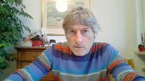 Snapshot of 22esserre chatting on 11/16/25, 01:17 22esserre online show from 11/16/25, 01:17