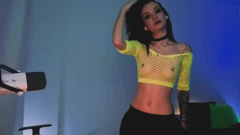 Snapshot of 2b_ chatting on 04/27/26, 01:03 Sasha weekend from 14 to 27 November online show from 04/27/26, 01:03