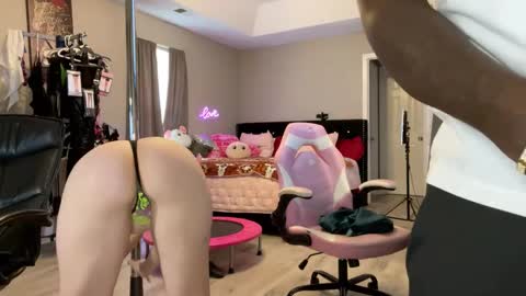 Snapshot of 2for5uncut chatting on 10/28/25, 04:42 RR UnCut online show from 10/28/25, 04:42