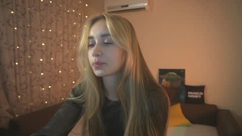 Snapshot of 2girls_1dream chatting on 12/18/24, 04:28 Elley online show from 12/18/24, 04:28
