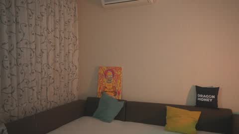 Snapshot of 2girls_1dream chatting on 12/19/24, 04:24 Elley online show from 12/19/24, 04:24