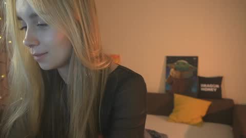 Snapshot of 2girls_1dream chatting on 12/24/24, 04:30 Elley online show from 12/24/24, 04:30