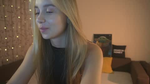 Snapshot of 2girls_1dream chatting on 12/26/24, 04:25 Elley online show from 12/26/24, 04:25