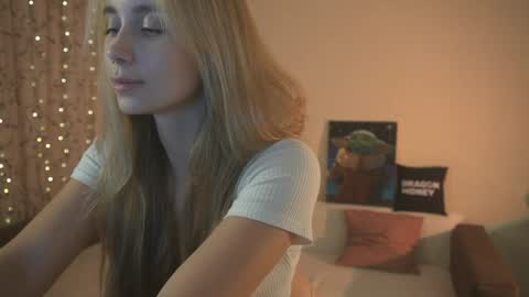 Snapshot of 2girls_1dream chatting on 01/28/25, 05:03 Elley online show from 01/28/25, 05:03