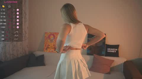 Snapshot of 2girls_1dream chatting on 03/07/25, 08:56 Elley online show from 03/07/25, 08:56