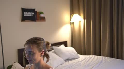 Snapshot of 2girls_1dream chatting on 09/17/25, 07:43 Elley online show from 09/17/25, 07:43