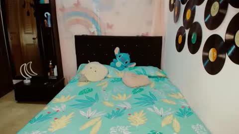 Snapshot of 2girls__dream chatting on 12/15/25, 06:50 samantha sharon online show from 12/15/25, 06:50