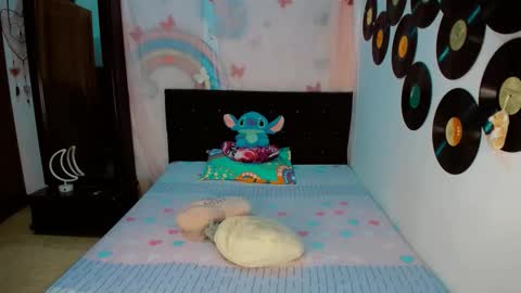 Snapshot of 2girls__dream chatting on 01/13/26, 09:14 samantha sharon online show from 01/13/26, 09:14