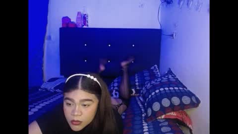 Snapshot of 2moons_full_of_love chatting on 11/07/25, 12:10 2moons_full_of_love online show from 11/07/25, 12:10