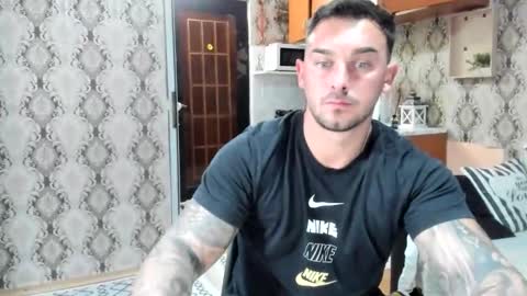 Snapshot of 2sexymuscles chatting on 09/18/25, 08:11 2sexymuscles online show from 09/18/25, 08:11