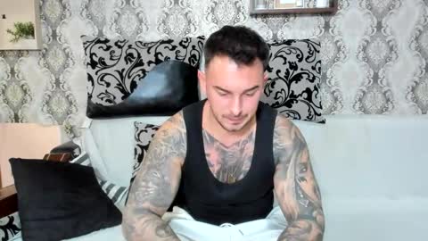 Snapshot of 2sexymuscles chatting on 10/26/25, 09:10 2sexymuscles online show from 10/26/25, 09:10