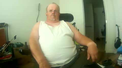 Snapshot of 2wheels2balls chatting on 05/13/26, 07:00 2wheels2balls online show from 05/13/26, 07:00
