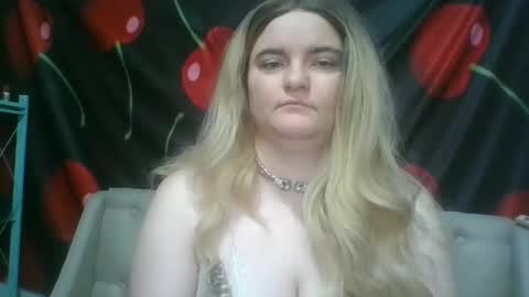 Snapshot of 6redhotbunnie9 chatting on 11/18/25, 12:38 6redhotbunnie9 online show from 11/18/25, 12:38