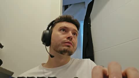 Snapshot of 8inchdude93 chatting on 09/23/25, 08:39 8inchdude93 online show from 09/23/25, 08:39