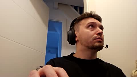 Snapshot of 8inchdude93 chatting on 10/17/25, 08:39 8inchdude93 online show from 10/17/25, 08:39