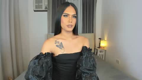 Snapshot of 8inchesmisstresscock chatting on 12/21/24, 06:23 Kendalicious online show from 12/21/24, 06:23