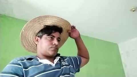 Snapshot of 9vinhocamshow chatting on 12/17/24, 11:49 9vinhocamshow online show from 12/17/24, 11:49