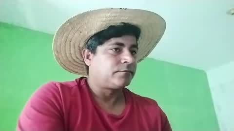 Snapshot of 9vinhocamshow chatting on 01/10/25, 02:02 9vinhocamshow online show from 01/10/25, 02:02