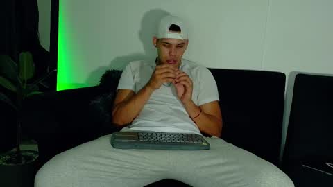 Snapshot of _0324 chatting on 09/23/25, 07:22 rick online show from 09/23/25, 07:22