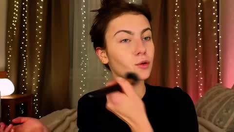 Snapshot of _a_n_n_y_ chatting on 01/08/26, 09:17 Willow online show from 01/08/26, 09:17