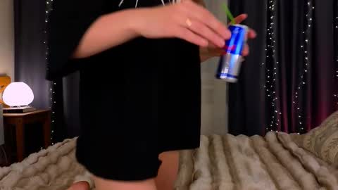 Snapshot of _a_n_n_y_ chatting on 02/04/26, 10:15 Willow online show from 02/04/26, 10:15