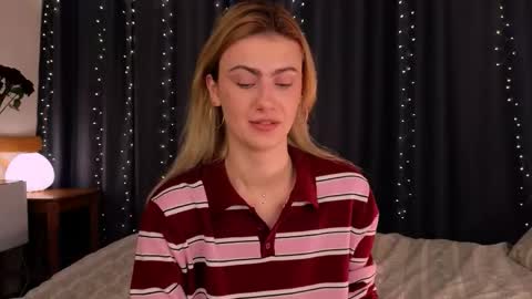 Snapshot of _a_n_n_y_ chatting on 03/08/26, 06:39 Willow online show from 03/08/26, 06:39