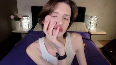 Snapshot of _adrian_the_one chatting on 09/14/25, 08:30 adrian online show from 09/14/25, 08:30