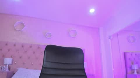 Snapshot of _agathaargent chatting on 11/12/25, 04:35 Agatha online show from 11/12/25, 04:35