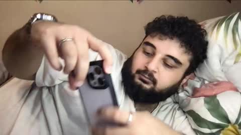 Snapshot of _alan_bear_ chatting on 10/27/25, 01:04 Alan online show from 10/27/25, 01:04