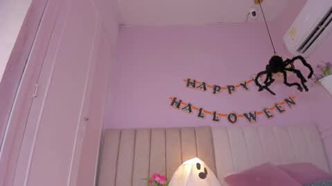 _aleja_x online show from 10/31/25, 12:28