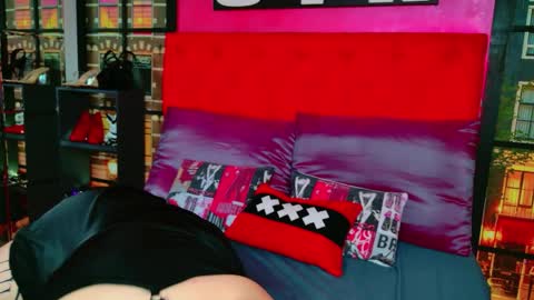 Snapshot of _allisson__ chatting on 04/11/26, 01:43 Alison online show from 04/11/26, 01:43