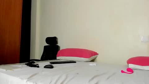 Snapshot of _ariah chatting on 09/16/25, 03:40 Ariah independent model online show from 09/16/25, 03:40