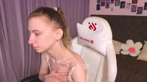 _ash_leyy_ online show from 04/25/26, 01:30
