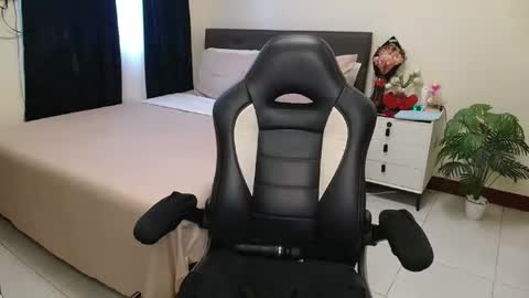 Snapshot of _ashley27 chatting on 11/05/25, 01:05 Angie online show from 11/05/25, 01:05